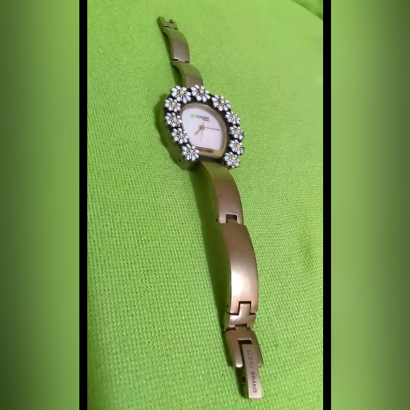 LUCKY BRAND Women's Gold Flower Horseshoe Shape Watch With Book & Black Box - Picture 2 of 16